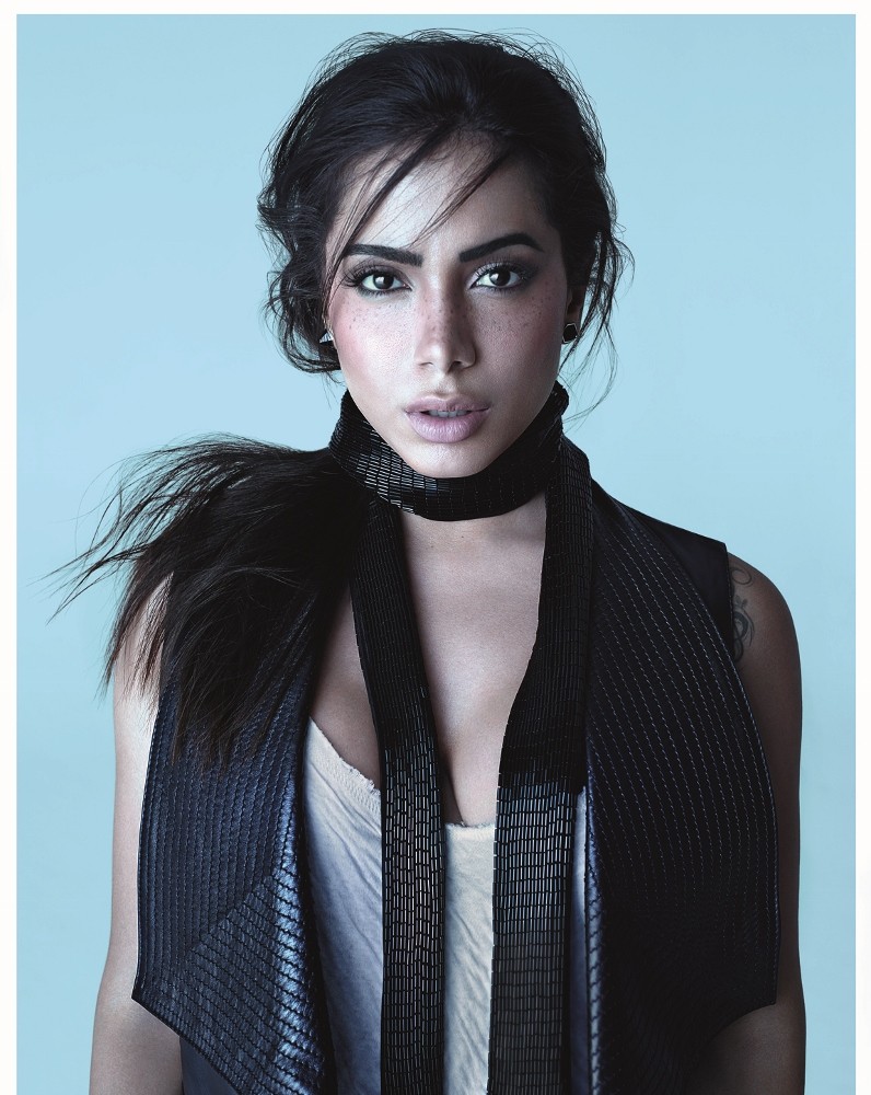 Anitta com sardas falsas para a capa da revista Marie Claire